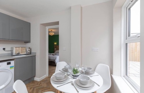 Littlehampton House | Modern and spacious 7 bedroom house