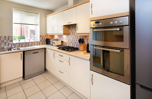Newport Pagnell Apartment | Modern and spacious home from home with 9 beds