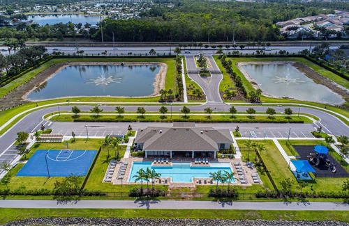 Naples House | Modern and Spacious 3 bedroom Townhome