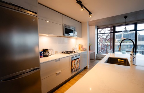 Central Apartment | Modern and Spacious Apartment with an amazing view in Gastown. 2 Bedroom 2 Bath