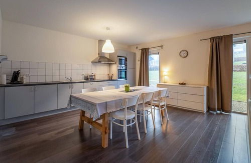 Buellingen Apartment | Modern and spacious vacation apartment near the Bütgenbach reservoir.