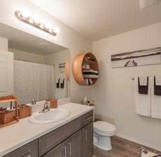 Spokane Valley Apartment | Modern and Stylish KING bed Wifi FREE Parking