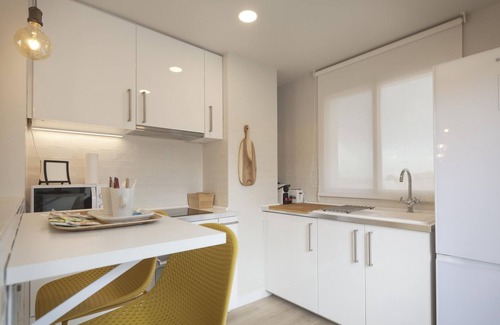 Sagunto Apartment | Modern apartment with terrace, bathtub and TV near the Mediterranean