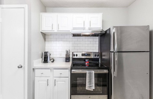 Greater Northdale Apartment | Modern Apartment in Prime Location (ID4693X0)