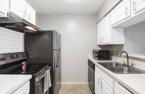 Greater Northdale Apartment | Modern Apartment in Prime Location (ID4693X0)