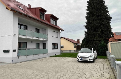 Stephansposching Apartment | Modern apartment with kitchen & parking