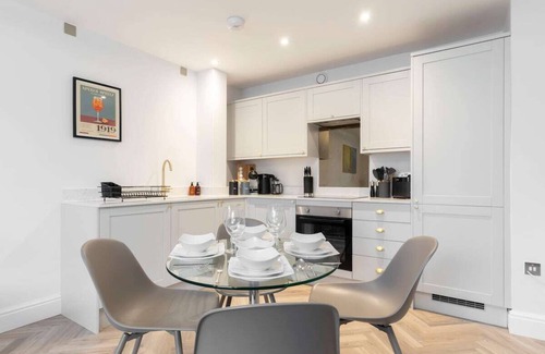 Gloucester Apartment | Modern Apartment By Historic Gloucester Quays