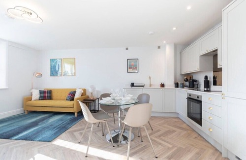 Gloucester Apartment | Modern Apartment By Historic Gloucester Quays