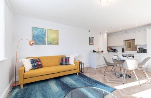 Gloucester Apartment | Modern Apartment By Historic Gloucester Quays