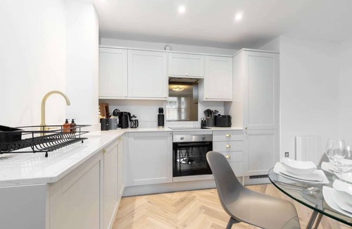 Gloucester Apartment | Modern Apartment By Historic Gloucester Quays