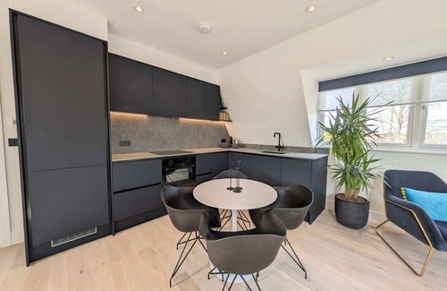West Finchley Apartment | Modern Apartment in Moss Hall Court