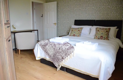 Inchbrook Apartment | Modern Apartment - 2 King size beds, 1 sofa bed