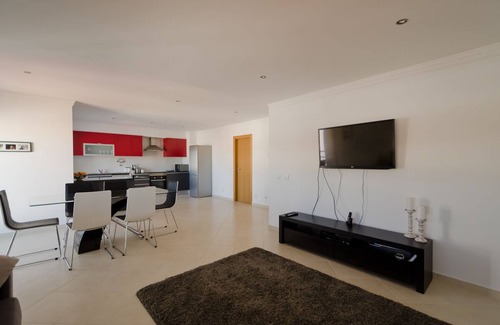 Lagoa e Carvoeiro Apartment | Modern apartment 5 km from Carvoeiro with terrace and barbecue
