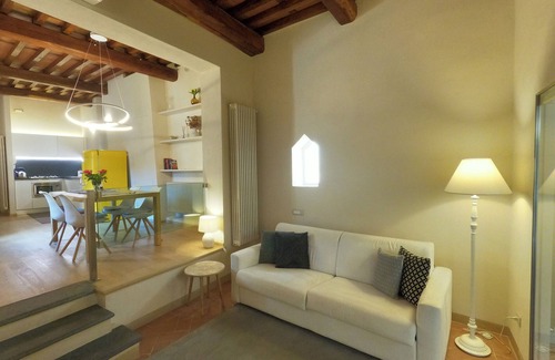 Lucca Historical Center Apartment | Modern Apartment: City Centre Location, Free Fast Wi-Fi, Air-Cond, Newly Restore
