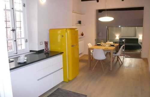 Lucca Historical Center Apartment | Modern Apartment: City Centre Location, Free Fast Wi-Fi, Air-Cond, Newly Restore