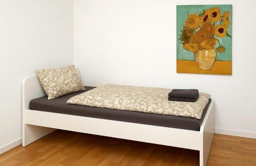 Wiener Neudorf Apartment | Modern Apartment Garden with 5 Single Beds