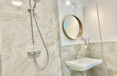 Wiener Neudorf Apartment | Modern Apartment Garden with 5 Single Beds