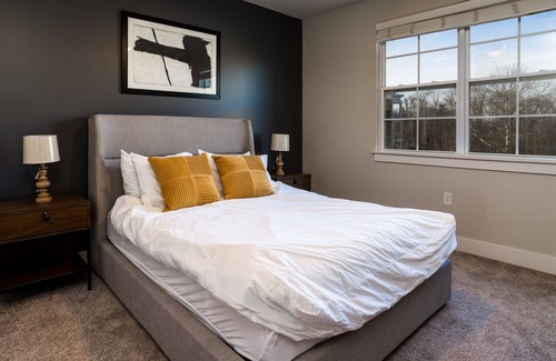 Indianapolis Apartment | Modern Apartment in Prime Location (ID9453X03)