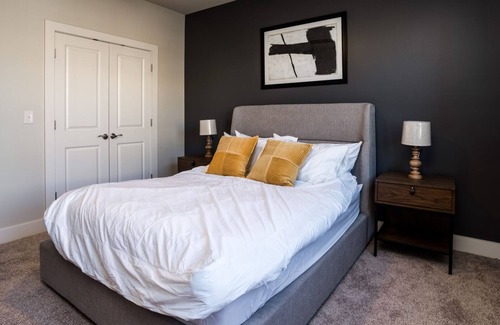 Indianapolis Apartment | Modern Apartment in Prime Location (ID9453X03)