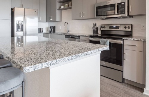 OakLeaf Plantation Apartment | Modern Apartment in Prime Location (ID8375X72)