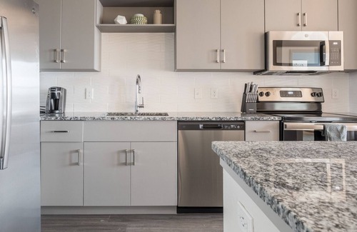 OakLeaf Plantation Apartment | Modern Apartment in Prime Location (ID8375X72)