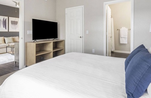 Hyde Park Apartment | Modern Apartment in Prime Location (ID8568X76)