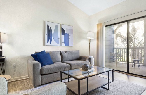 Southside Apartment | Modern Apartment in Prime Location (ID9016X33)