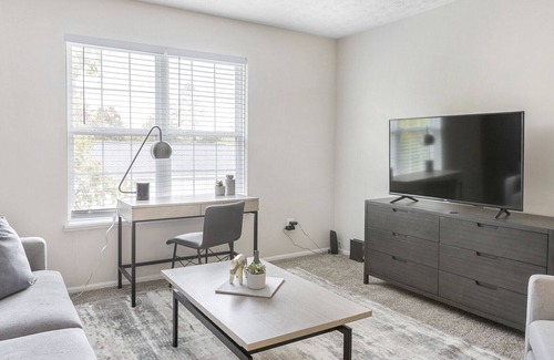 Lewis Center Apartment | Modern Apartment in Prime Location (ID3447X43)