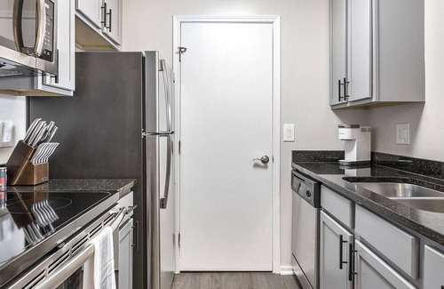 Lewis Center Apartment | Modern Apartment in Prime Location (ID3447X43)