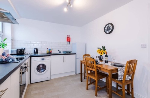 Crewe Apartment | Modern apartment, ideal for business, sleeps 3!