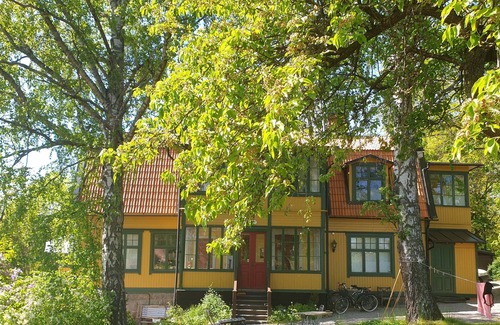Solna Apartment | Modern apartment in 19th-century villa close to city, sea and royal gardens.