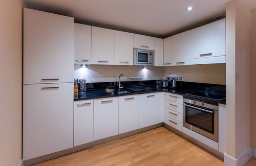 Cordwainer Apartment | Modern Apartment in Central London By River Thames