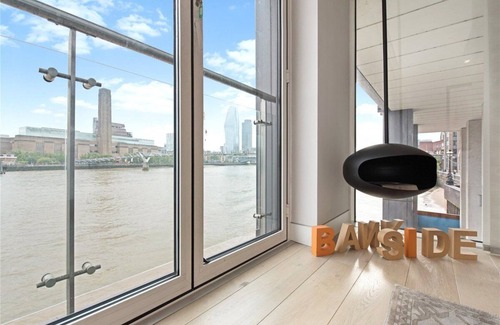 Cordwainer Apartment | Modern Apartment in Central London By River Thames