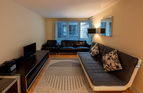 Cordwainer Apartment | Modern Apartment in Central London By River Thames