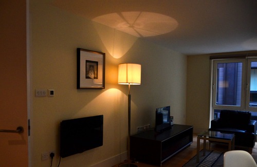 Cordwainer Apartment | Modern Apartment in Central London By River Thames