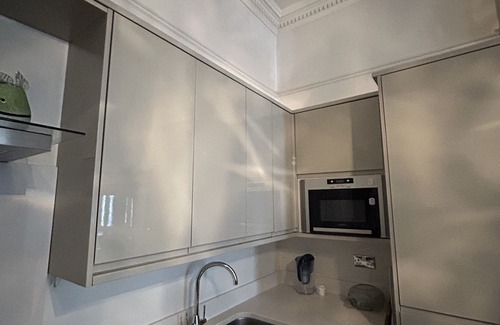 Holland Park Apartment | Modern Apartment in Holland Park close to everything you need!