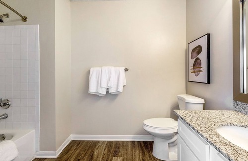 Brentwood Apartment | Modern Apartment in Prime Location (ID8494X66)