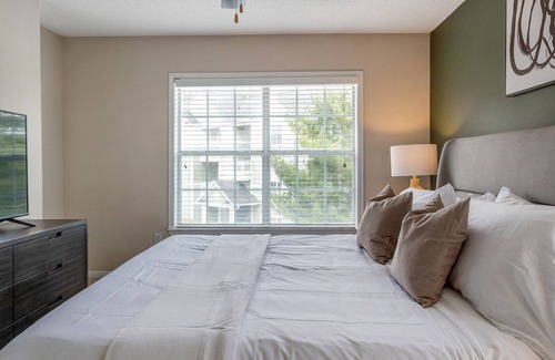 Brentwood Apartment | Modern Apartment in Prime Location (ID8494X66)