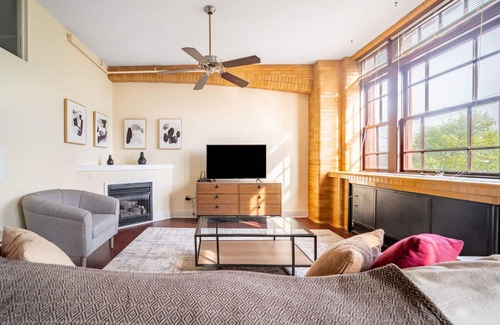Tremont Apartment | Modern Apartment in Prime Location (ID1214X607)