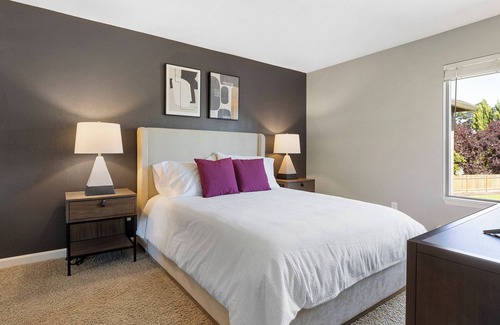 Tanasbourne Apartment | Modern Apartment in Prime Location (ID9835X53)