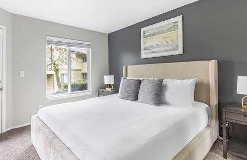 Tanasbourne Apartment | Modern Apartment in Prime Location (ID1014X138)