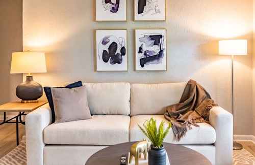 Hermitage Apartment | Modern Apartment in Prime Location (ID4935X54)