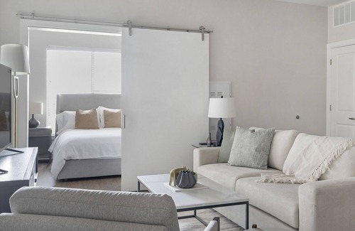 The Gulch Apartment | Modern Apartment in Prime Location (ID9168X02)