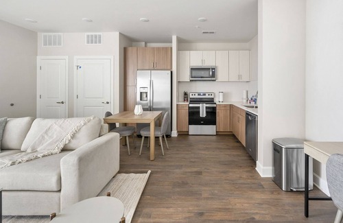 The Gulch Apartment | Modern Apartment in Prime Location (ID9168X02)