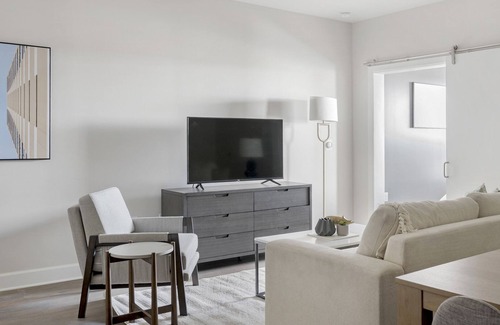 The Gulch Apartment | Modern Apartment in Prime Location (ID9168X02)