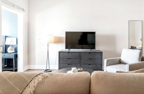 The Gulch Apartment | Modern Apartment in Prime Location (ID8930X28)