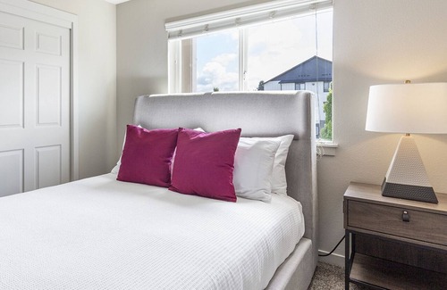 Vancouver Apartment | Modern Apartment in Prime Location (ID7205X60)