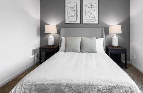 Vancouver Apartment | Modern Apartment in Prime Location (ID1779X58)