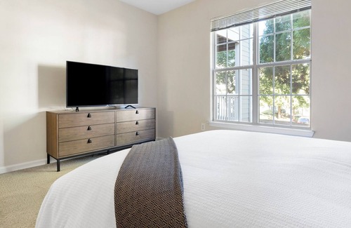 Town Center Apartment | Modern Apartment in Prime Location (ID1216X611)