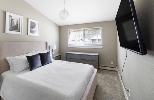 Longmont Apartment | Modern Apartment in Prime Location (ID9230X68)